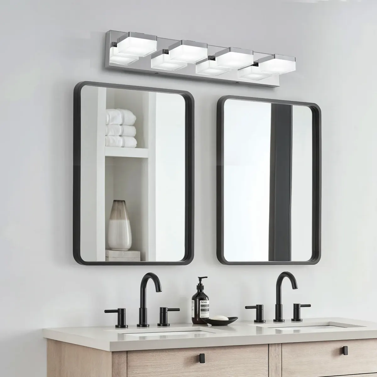 4-light vanity light, chrome, view 3